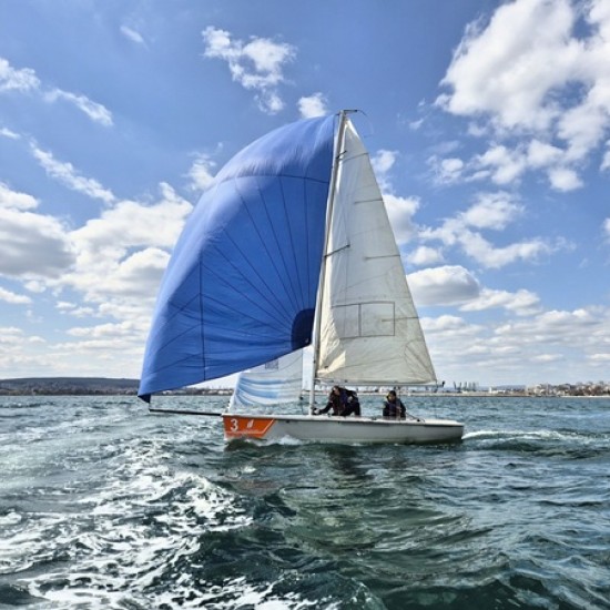 Приключение по вода - насладете се на 2-часова разходка с ветроходна лодка на язовир Искър от Makaroon