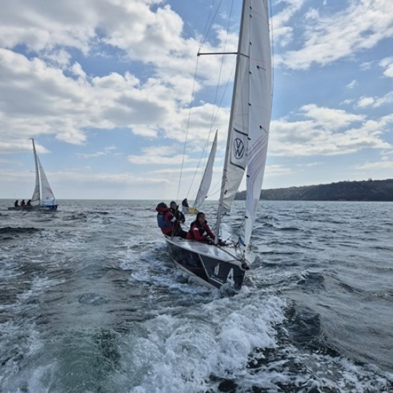 Приключение по вода - насладете се на 2-часова разходка с ветроходна лодка на язовир Искър от Makaroon