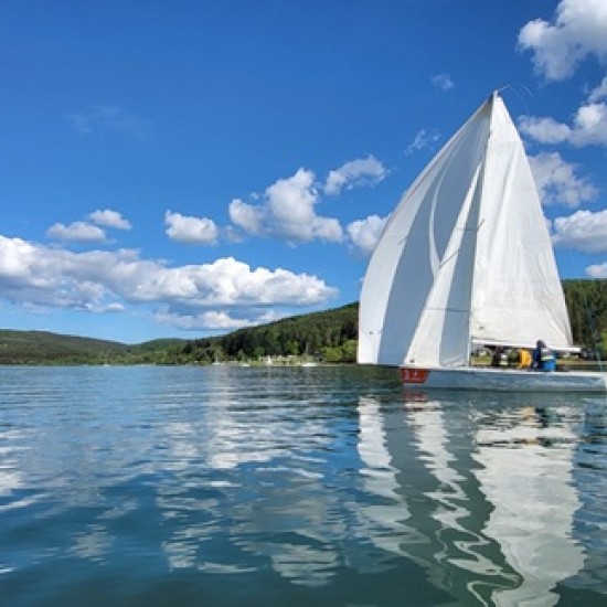 Приключение по вода - насладете се на 2-часова разходка с ветроходна лодка на язовир Искър от Makaroon