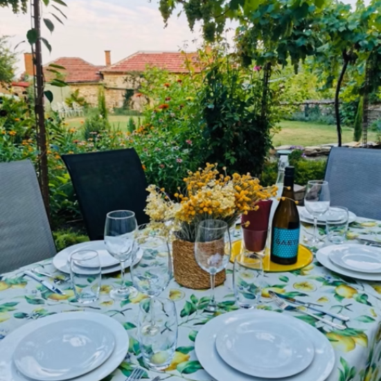 Пътуване за двама на тайно място - впуснете в това приключение сред лавандули и вино от Makaroon