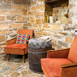 Тайно пътуване сред лавандули и вино за двама - 2 нощувки със закуски и вечери