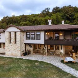 Тайно пътуване между морето и планината за двама - 2 нощувки с 2 закуски