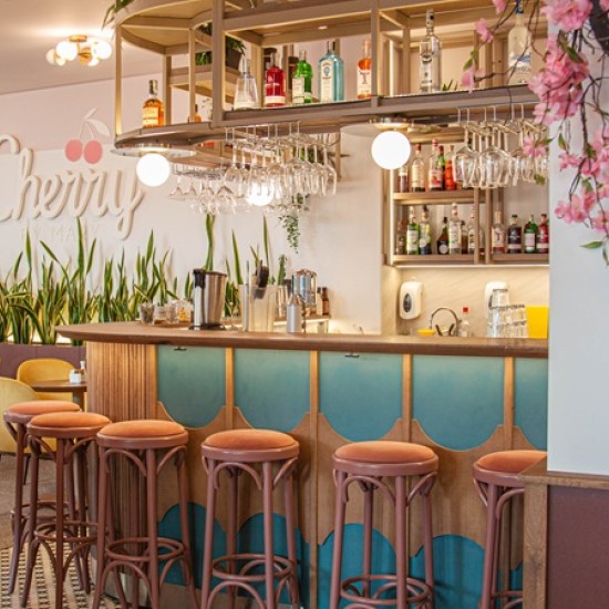 Прекарайте една приятна вечер с коктейли и десерти в сладкарница Cherry by Mary от Makaroon