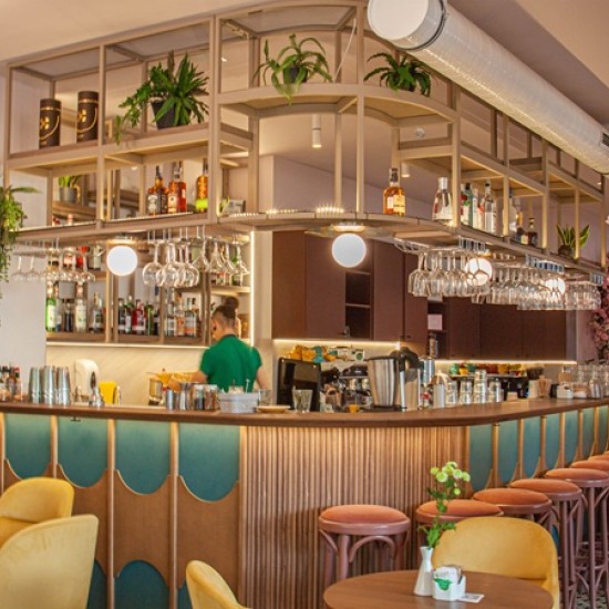 Прекарайте една приятна вечер с коктейли и десерти в сладкарница Cherry by Mary от Makaroon