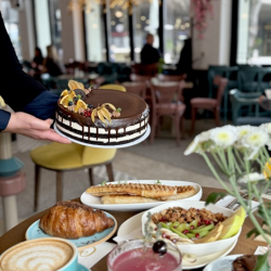 Рожден ден с Cherry by Mary, гр. Варна - свободна консумация за 45 € за двама + цяла торта