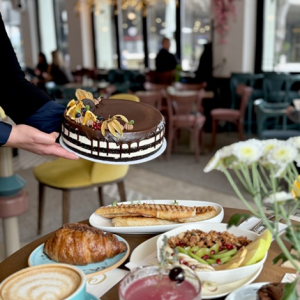 Рожден ден с Cherry by Mary, гр. Варна - свободна консумация за 45 € за двама + цяла торта