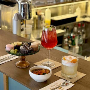 Сладка вечер с коктейли и десерти за двама в сладкарница Cherry by Mary във Варна