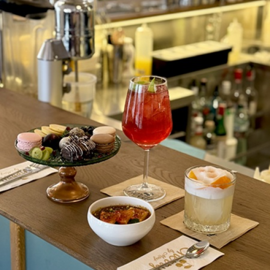 Прекарайте една приятна вечер с коктейли и десерти в сладкарница Cherry by Mary от Makaroon