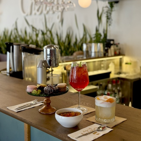 Прекарайте една приятна вечер с коктейли и десерти в сладкарница Cherry by Mary от Makaroon