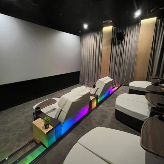 Частна луксозна прожекция на филм по избор във „ВИП зала CineLand” от Makaroon