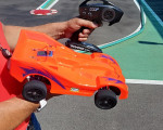 Управлявайте минимодел на кола на писта за Формула 1_10 RC от Макароон