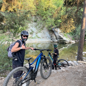 Двучасов тур с ел. колело за един човек + пица или бургер и напитка по избор край Боровец