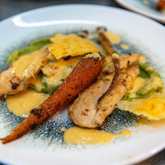 Насладете се на невероятната комбинация от стил и вкус с Ваучер за консумация за двама в Élan Bar Restaurant, гр. Варна от Makaroon