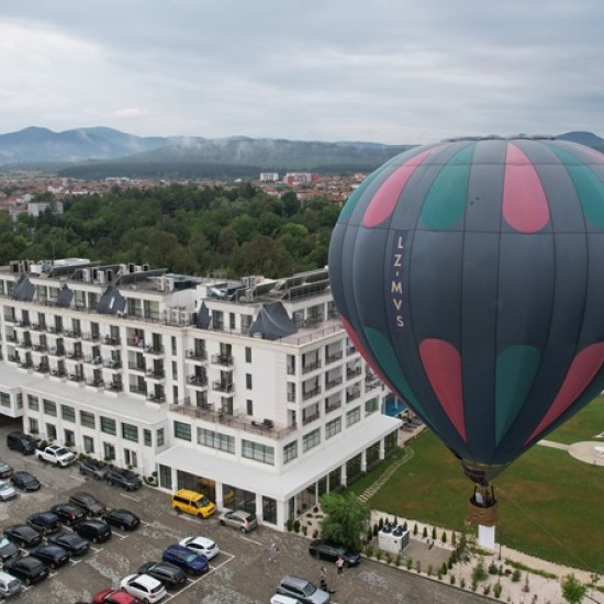 Give yourself a sense of freedom with a Panoramic Balloon Ride in Pavel Banya from Makaroon