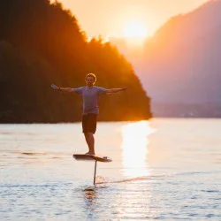 Полетете над водата с "20-минутен урок по каране на Е-foil на яз. Искър" 