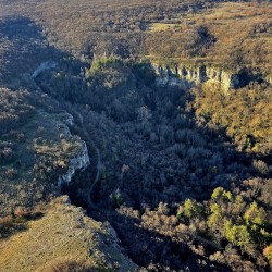 Делукс полет с балон за двама над Крушунските Водопади с бутилка пенливо вино + сертификат