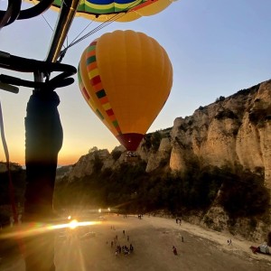 Делукс полет с балон за двама + видеозаснемане + бутилка пенливо вино и сертификат край Мелник Делукс полет с балон за двама + видеозаснемане + бутилка пенливо вино и сертификат край Мелник