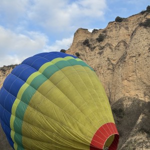 Делукс полет с балон за двама + видеозаснемане + бутилка пенливо вино и сертификат край Мелник Делукс полет с балон за двама + видеозаснемане + бутилка пенливо вино и сертификат край Мелник