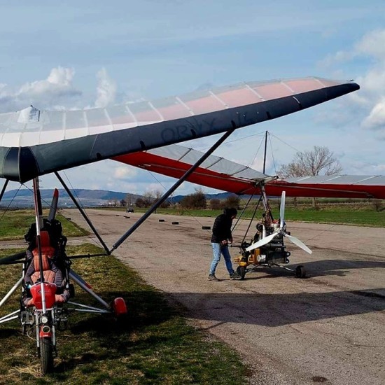 Слейте се с небосвода с Полет с мотоделтапланер край София от Makaroon