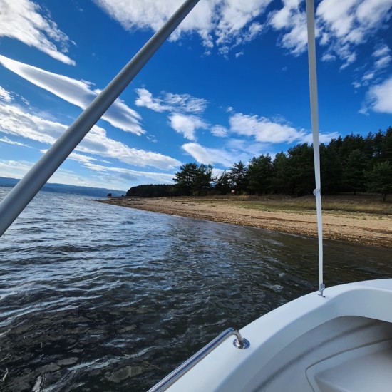 Разходка, риболов и почивка с "Моторна лодка за до 4 души под наем на яз. Искър" от Makaroon