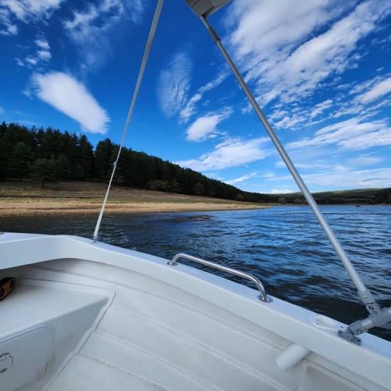 Разходка, риболов и почивка с "Моторна лодка за до 4 души под наем на яз. Искър" от Makaroon