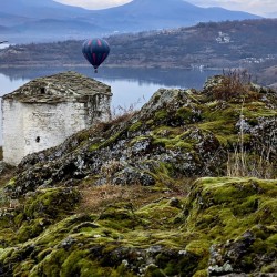 Делукс полет с балон + бутилка пенливо вино + сертификат за двама над яз. Пчелина