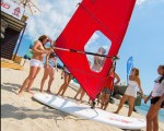 Free in the sea with "Extreme Surf School One Person Windsurfing Lesson Package" from Makaroon
