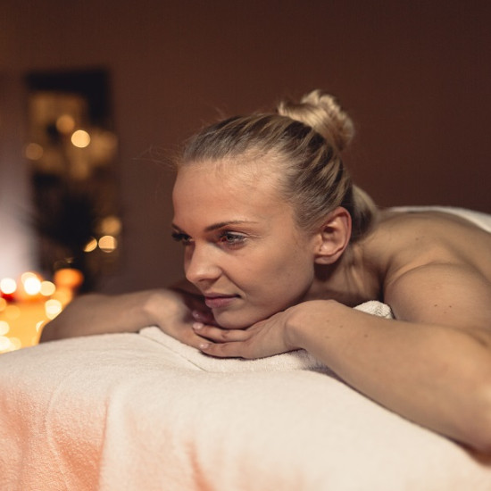 Класически масаж, финландска сауна, парна баня и инфрачервена сауна – комбинация за цялостен уелнес ефект от Makaroon