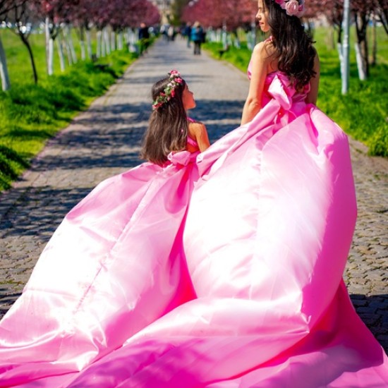 Подарете си момент, който остава завинаги с Фотосесия Flying dress Mother & Daughter в Пловдив от Makaroon