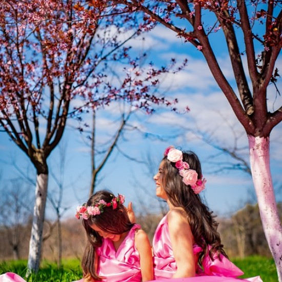 Подарете си момент, който остава завинаги с Фотосесия Flying dress Mother & Daughter в Пловдив от Makaroon