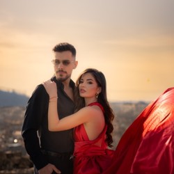 Фотосесия Flying dress Love story на локация по избор в Пловдив - История за двама