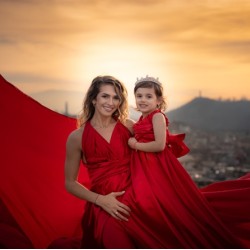 Фотосесия Flying dress Mother & Daughter на локация по избор в Пловдив - Свързани завинаги
