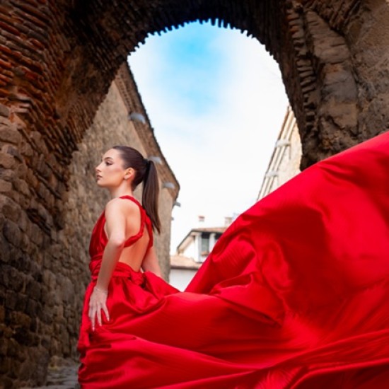 Изживейте своя специален момент с фотосесия Flying dress Queen в Пловдив от Makaroon