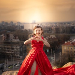 Фотосесия Flying dress Little princess на локация по избор в Пловдив - Мигът на принцесата