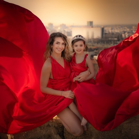 Споделено преживяване с цялото семейство с Фотосесия Flying dress Family в Пловдив от Makaroon