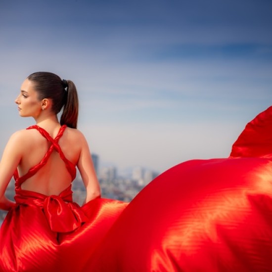 Изживейте своя специален момент с фотосесия Flying dress Queen в Пловдив от Makaroon