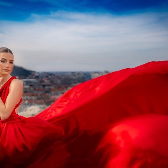 Изживейте своя специален момент с фотосесия Flying dress Queen в Пловдив от Makaroon