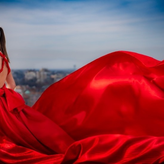 Изживейте своя специален момент с фотосесия Flying dress Queen в Пловдив от Makaroon