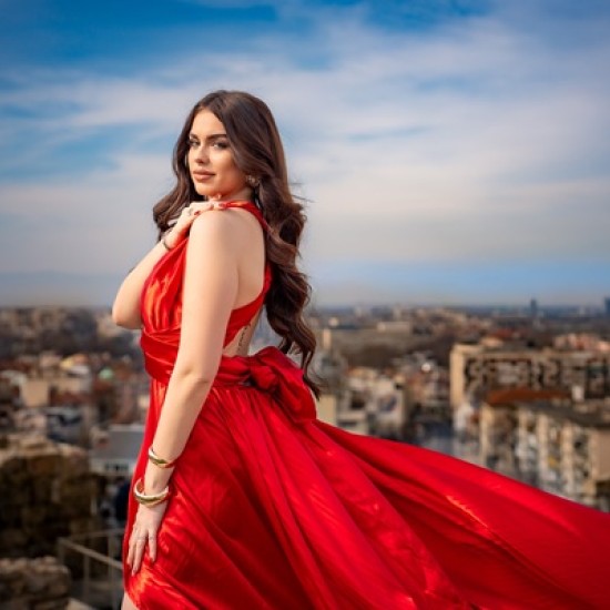 Изживейте своя специален момент с фотосесия Flying dress Queen в Пловдив от Makaroon