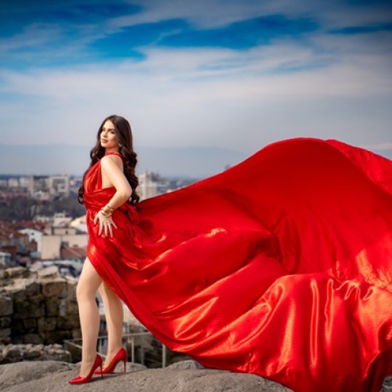 Изживейте своя специален момент с фотосесия Flying dress Queen в Пловдив от Makaroon