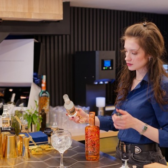 Станете истински магьосници в приготвянето на коктейли с джин с един страхотен мастърклас от Makaroon