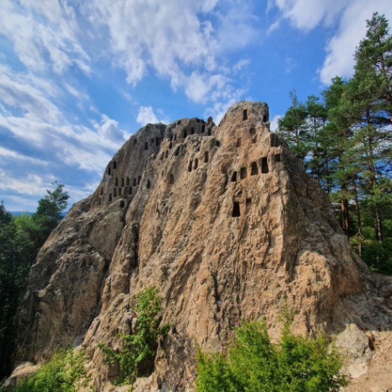 Чудесата на Родопите Ви очакват с 3 нощувки за двама в Златоград със закуски, спа и обиколка на забележителности от Makaroon Чудесата на Родопите Ви очакват с 3 нощувки за двама в Златоград със закуски, спа и обиколка на забележителности от Makaroon