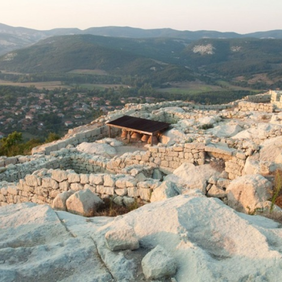 Чудесата на Родопите Ви очакват с 3 нощувки за двама в Златоград със закуски, спа и обиколка по Светите места от Makaroon