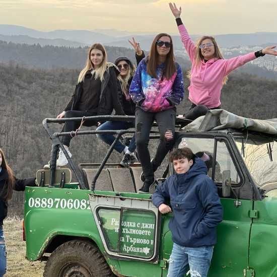 Офроуд шофиране на джип Дайхацу от Makaroon