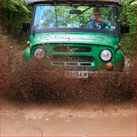 Офроуд шофиране на джип Дайхацу от Makaroon