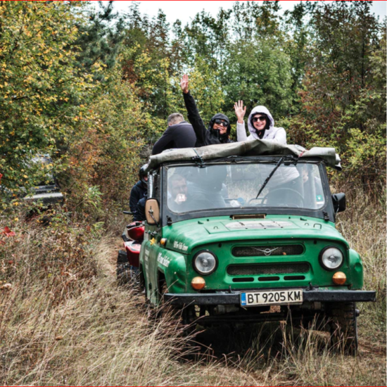 Офроуд шофиране на джип Дайхацу от Makaroon