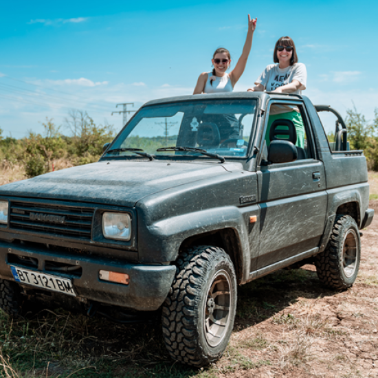 Extreme gift - Off-road jeep driving for two from Makaroon