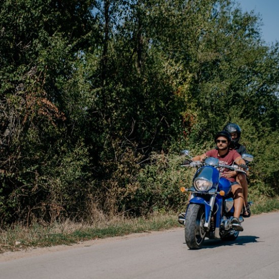Опознайте красотата на околностите на Велико Търново с разходка с круизен мотор Suzuki Boulevard M109R от Makaroon Опознайте красотата на околностите на Велико Търново с разходка с круизен мотор Suzuki Boulevard M109R от Makaroon