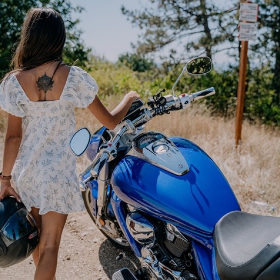 Опознайте красотата на околностите на Велико Търново с разходка с круизен мотор Suzuki Boulevard M109R от Makaroon Опознайте красотата на околностите на Велико Търново с разходка с круизен мотор Suzuki Boulevard M109R от Makaroon