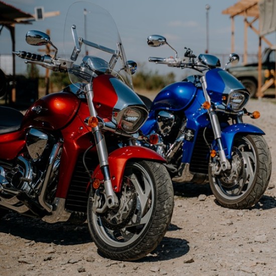 Опознайте красотата на околностите на Велико Търново с разходка с круизен мотор Suzuki Boulevard M109R от Makaroon Опознайте красотата на околностите на Велико Търново с разходка с круизен мотор Suzuki Boulevard M109R от Makaroon